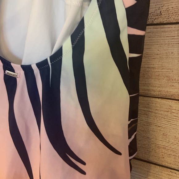 NWT-VS Pink Palm print keyhole one piece L - Picture 7 of 9